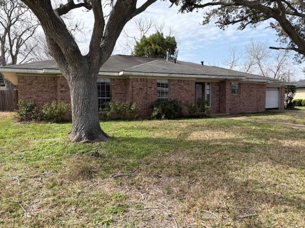 3416 Walnut Drive, Bay City, TX 77414