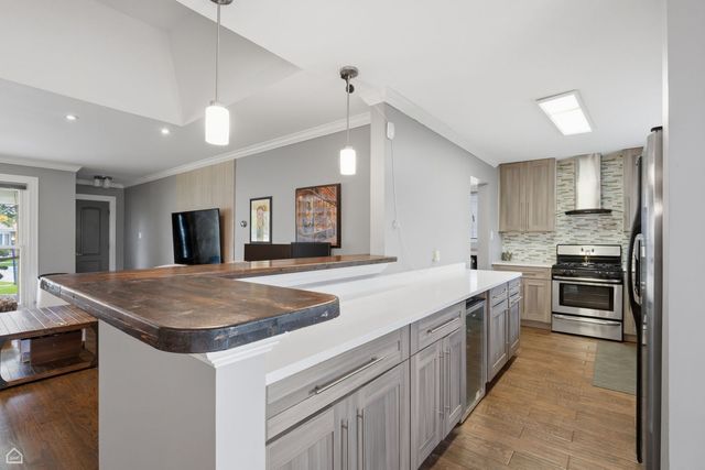 7301 Davis Street, Morton Grove, IL 60053
