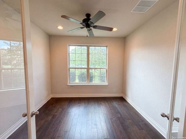 1058 CEDAR GLEN DR, New Braunfels, TX 78132