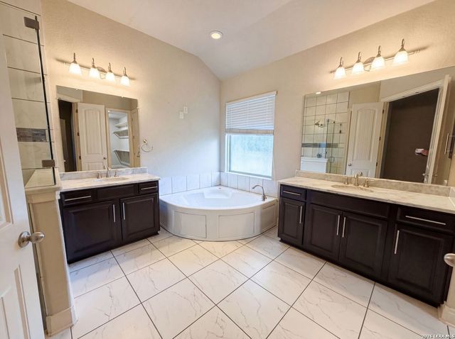 1058 CEDAR GLEN DR, New Braunfels, TX 78132