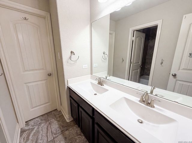 1058 CEDAR GLEN DR, New Braunfels, TX 78132
