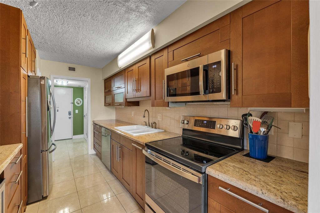 4702 Fountains Dr 205, Lake Worth, FL 33467