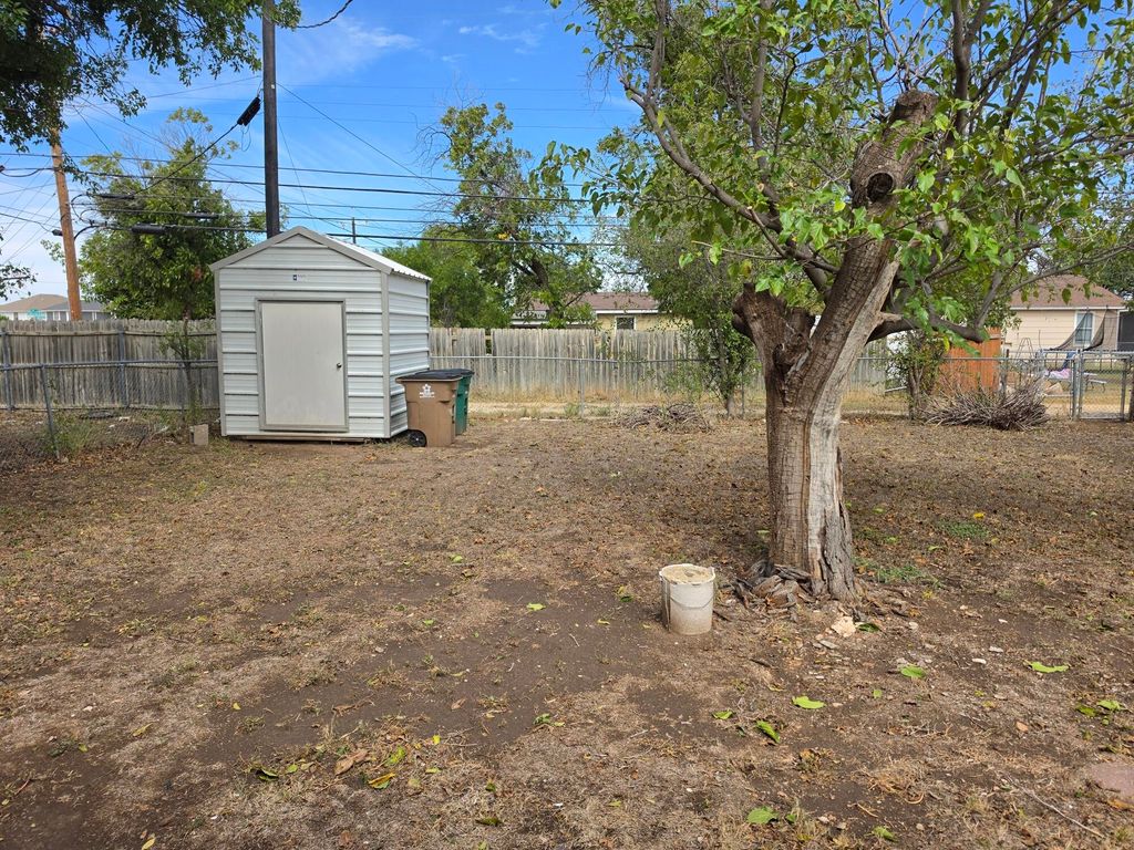 Image 13 of property listing at 102 E Riverside Avenue, San Angelo, TX 76905
