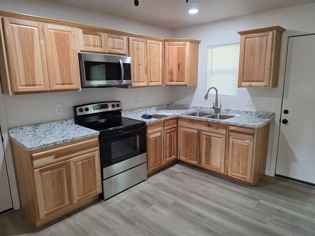 Image 2 of property listing at 102 E Riverside Avenue, San Angelo, TX 76905