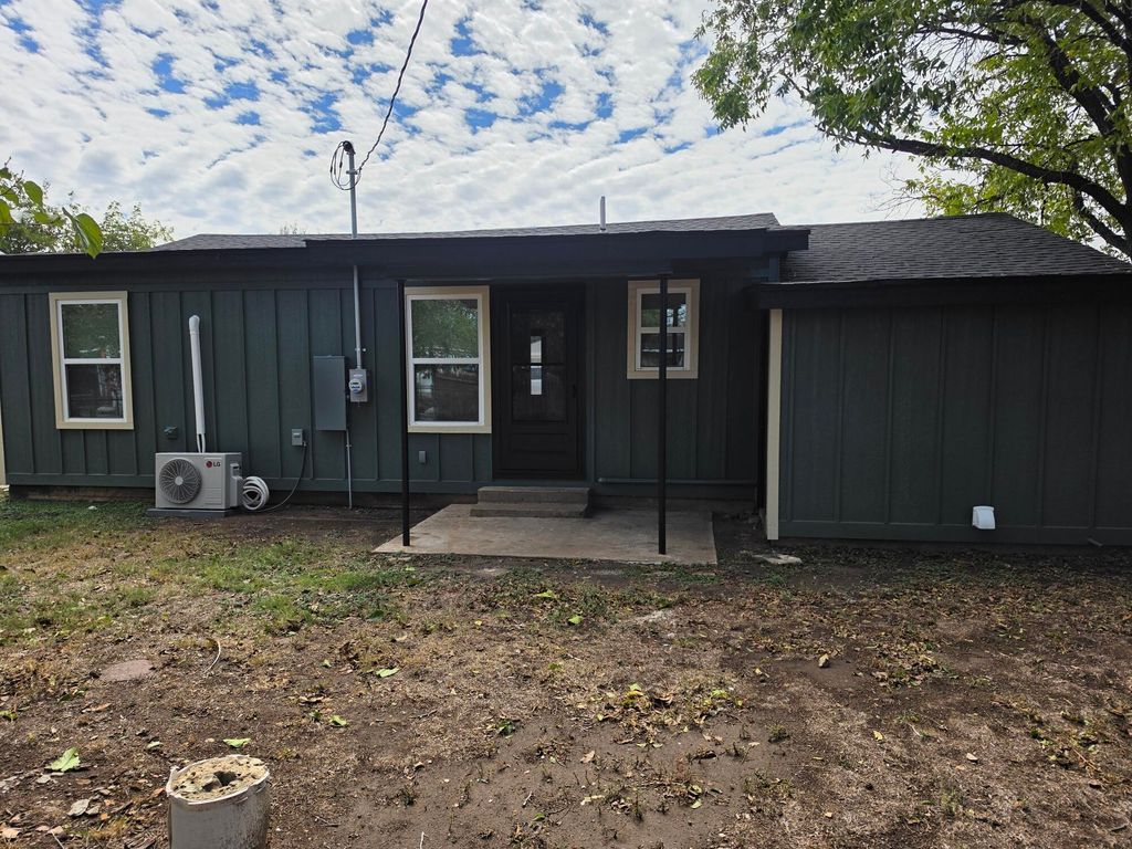 Image 7 of property listing at 102 E Riverside Avenue, San Angelo, TX 76905