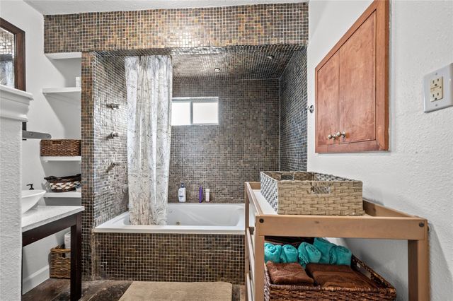 2311 Addison Road, Houston, TX 77030