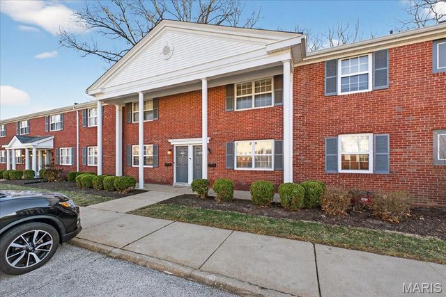 8912 N Swan Circle, Brentwood, MO 63144