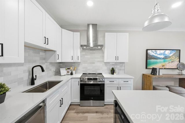 105 N Smallwood Place, Charlotte, NC 28216