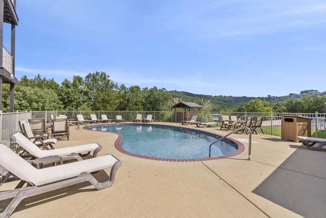 730 Emerald Pointe Drive 433, Hollister, MO 65672