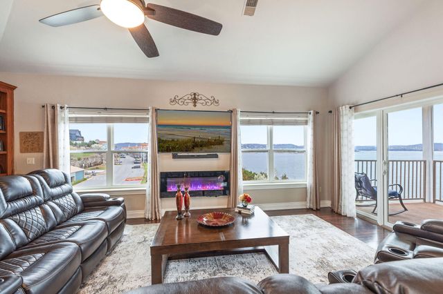 730 Emerald Pointe Drive 433, Hollister, MO 65672