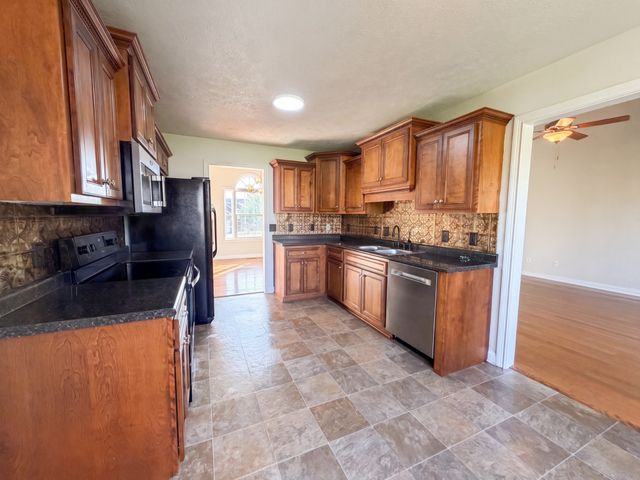 111 Beaver Creek Dr, Portland, TN 37148