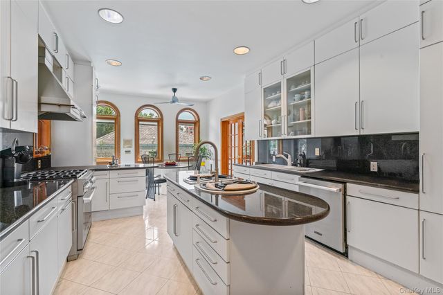6 Summit Place, Whitestone, NY 11357