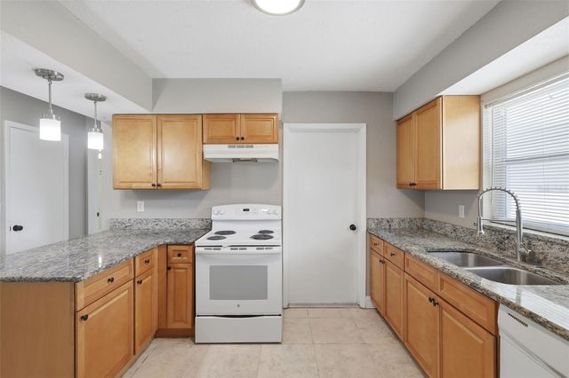 2852 ENGLISH DRIVE, Deltona, FL 32738