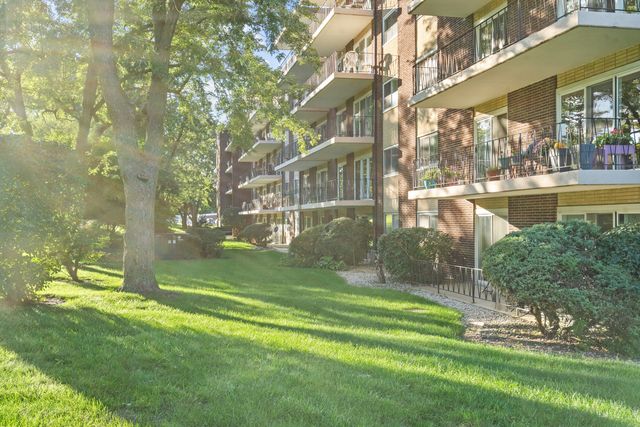 5300 Walnut Avenue 20a, Downers Grove, IL 60515