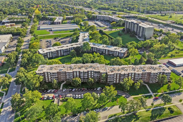 5300 Walnut Avenue 20a, Downers Grove, IL 60515