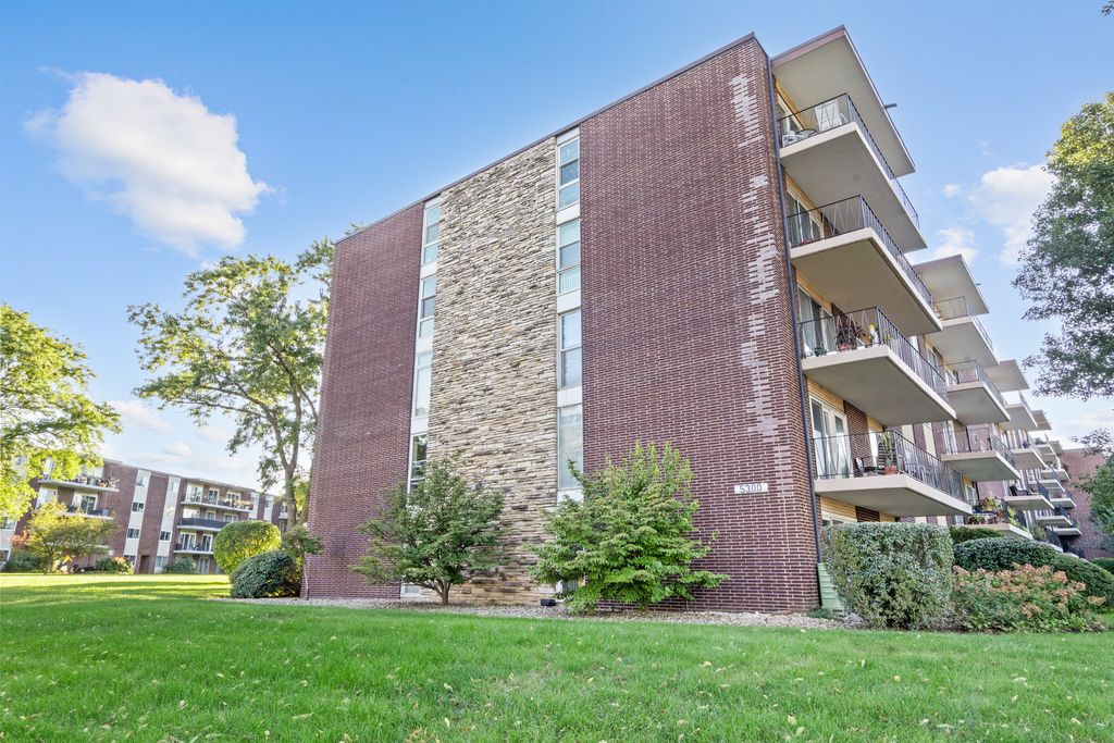5300 Walnut Avenue 20a, Downers Grove, IL 60515