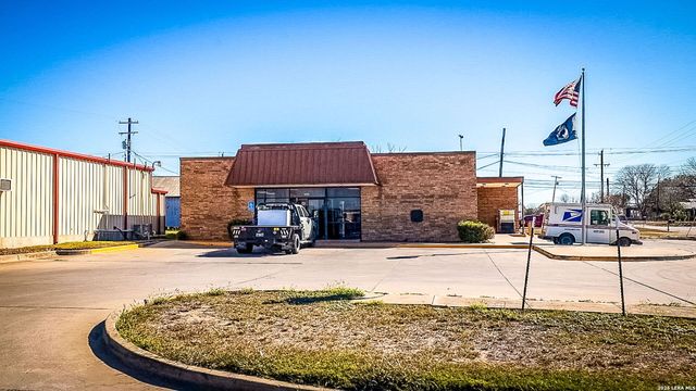 320 county road 341, Jourdanton, TX 78026
