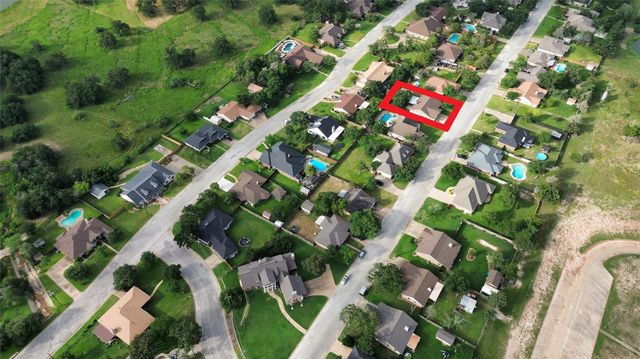 850 Whispering Oaks DR, Giddings, TX 78942