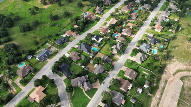 850 Whispering Oaks DR, Giddings, TX 78942