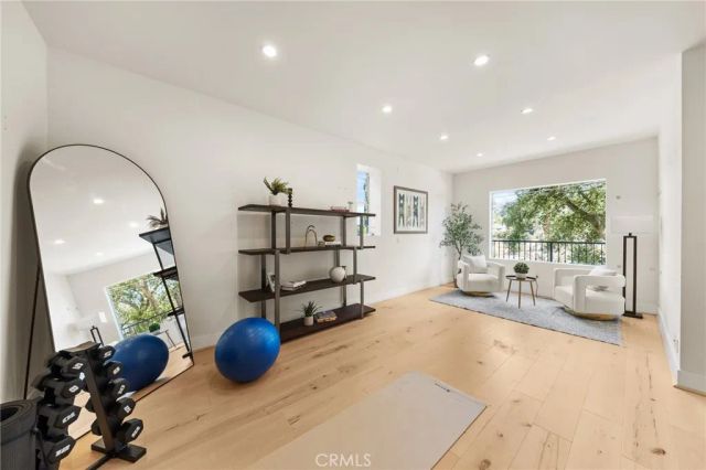2927 Park Center, Los Angeles, CA 90068