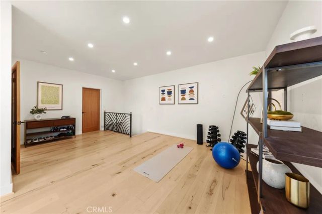 2927 Park Center, Los Angeles, CA 90068