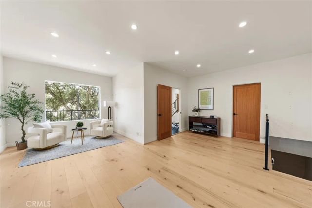 2927 Park Center, Los Angeles, CA 90068