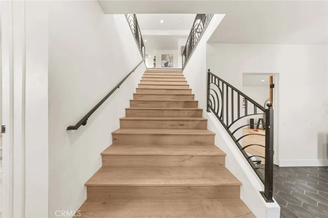 2927 Park Center, Los Angeles, CA 90068