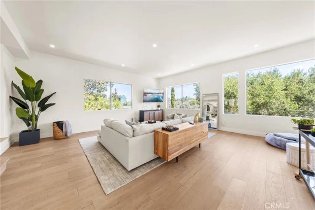 2927 Park Center, Los Angeles, CA 90068