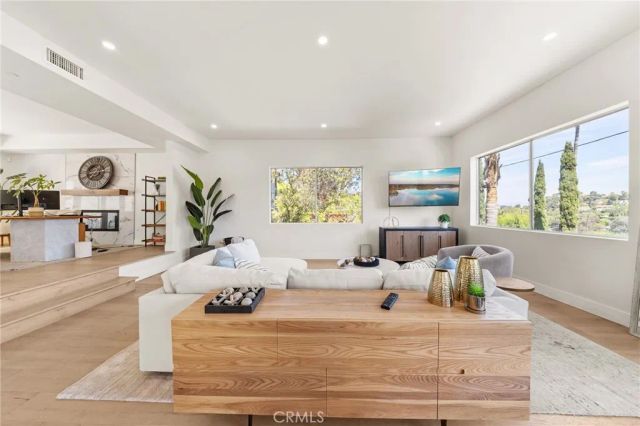 2927 Park Center, Los Angeles, CA 90068