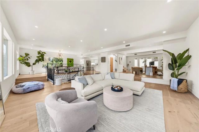 2927 Park Center, Los Angeles, CA 90068