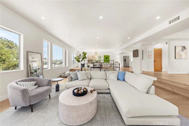 2927 Park Center, Los Angeles, CA 90068