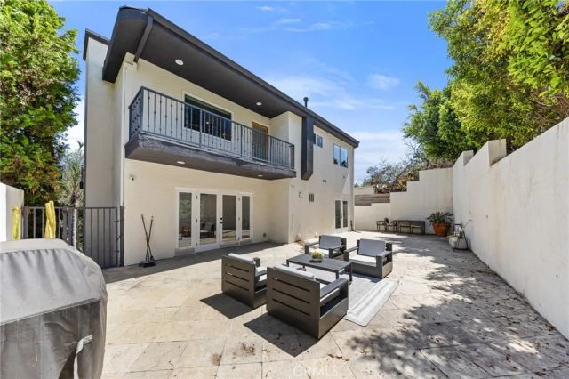 2927 Park Center, Los Angeles, CA 90068