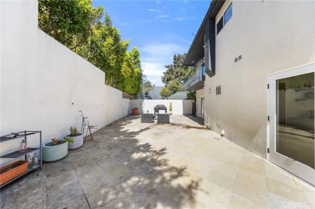 2927 Park Center, Los Angeles, CA 90068