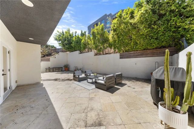 2927 Park Center, Los Angeles, CA 90068