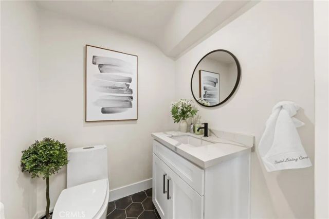 2927 Park Center, Los Angeles, CA 90068