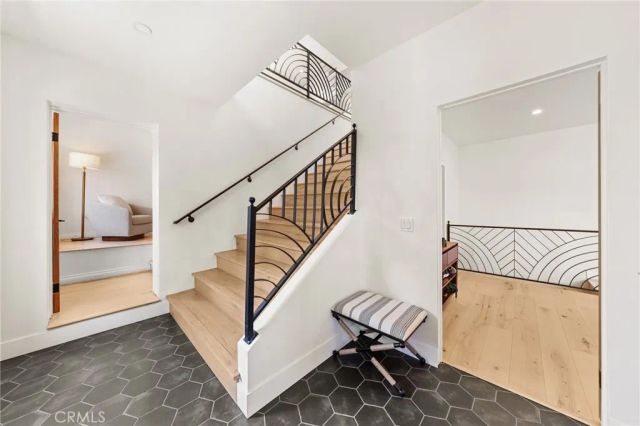 2927 Park Center, Los Angeles, CA 90068