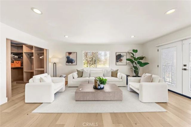 2927 Park Center, Los Angeles, CA 90068