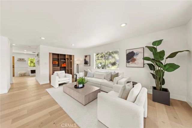 2927 Park Center, Los Angeles, CA 90068