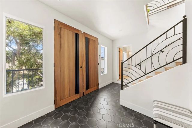 2927 Park Center, Los Angeles, CA 90068