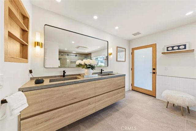 2927 Park Center, Los Angeles, CA 90068