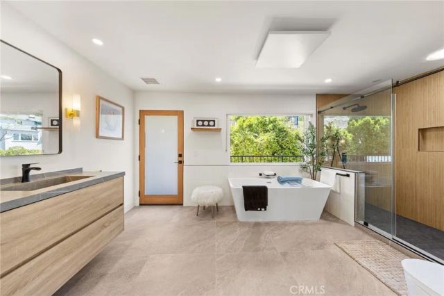 2927 Park Center, Los Angeles, CA 90068