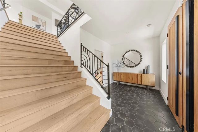 2927 Park Center, Los Angeles, CA 90068