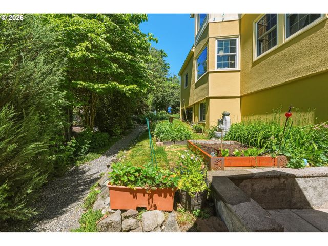 6835 Sw 35TH Ave, Portland, OR 97219