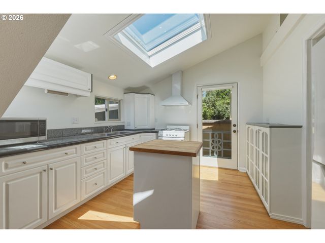 6835 Sw 35TH Ave, Portland, OR 97219