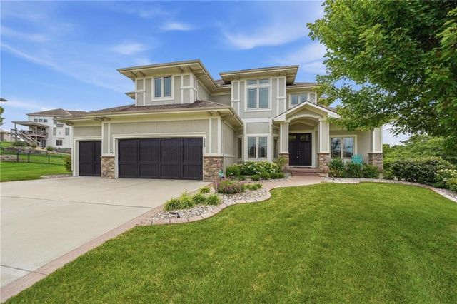 324 NW Thoreau Circle, Lee's Summit, MO 64081