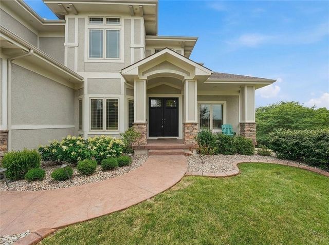 324 NW Thoreau Circle, Lee's Summit, MO 64081