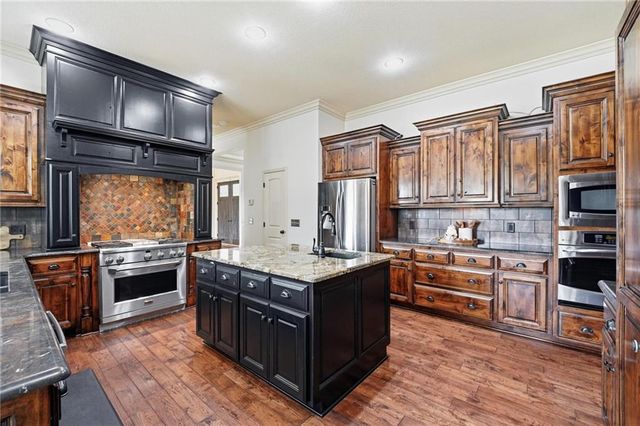 324 NW Thoreau Circle, Lee's Summit, MO 64081