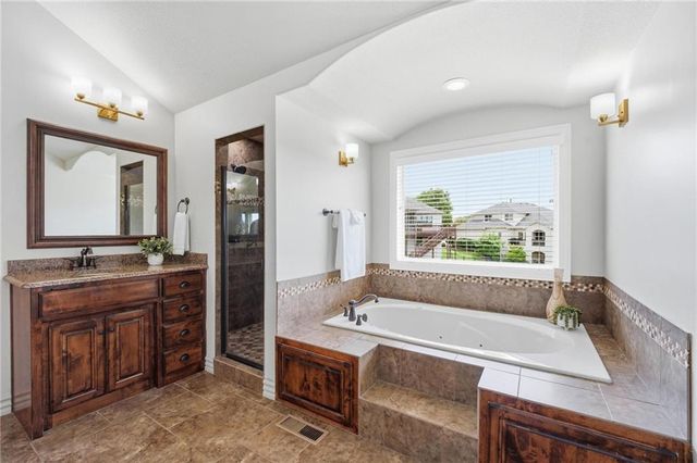 324 NW Thoreau Circle, Lee's Summit, MO 64081