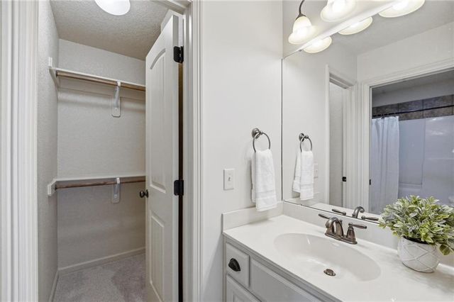 324 NW Thoreau Circle, Lee's Summit, MO 64081