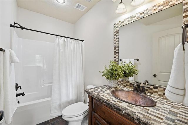 324 NW Thoreau Circle, Lee's Summit, MO 64081